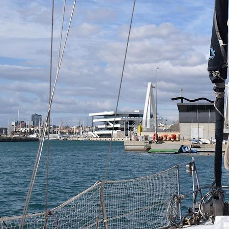 Velero En Puerto De Valencia - E&M Boats Hotel Bagian luar foto