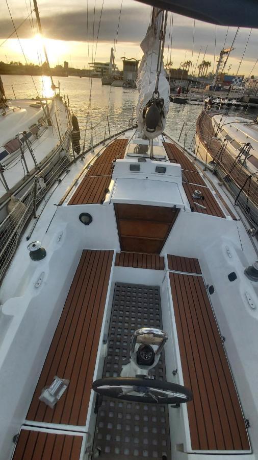 Velero En Puerto De Valencia - E&M Boats Hotel Bagian luar foto
