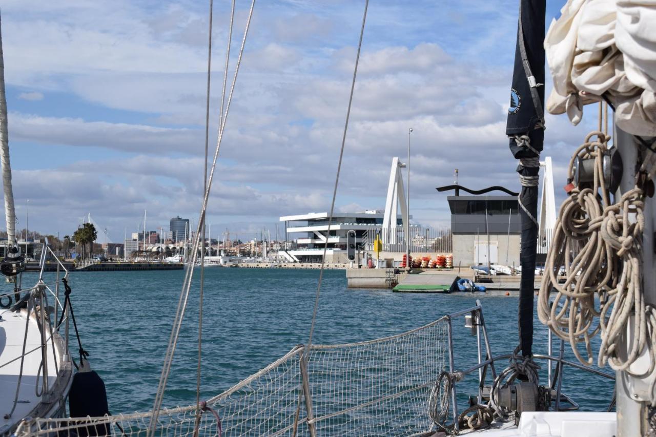 Velero En Puerto De Valencia - E&M Boats Hotel Bagian luar foto