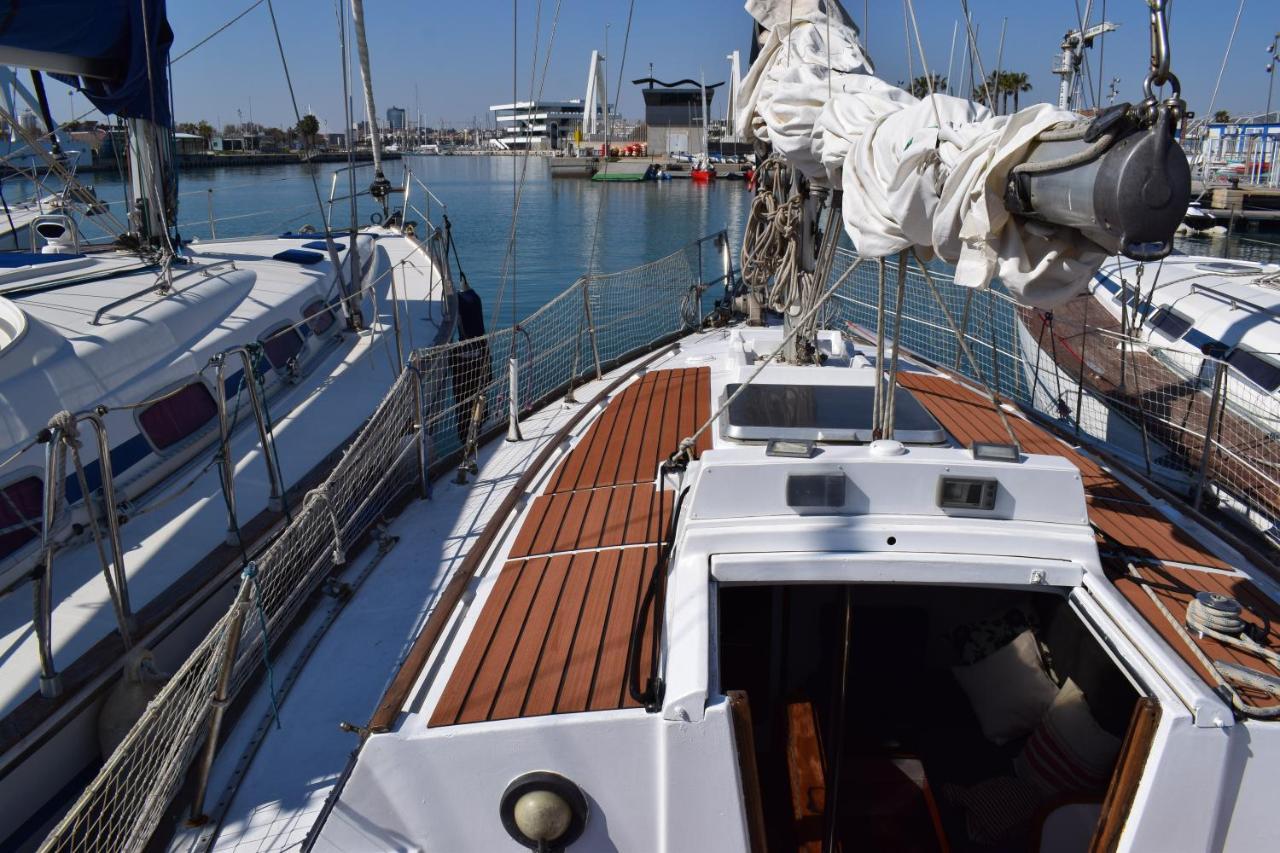 Velero En Puerto De Valencia - E&M Boats Hotel Bagian luar foto