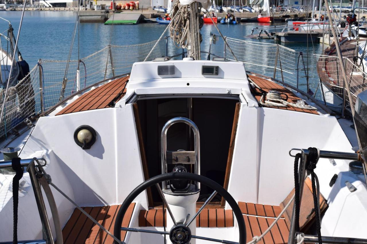 Velero En Puerto De Valencia - E&M Boats Hotel Bagian luar foto