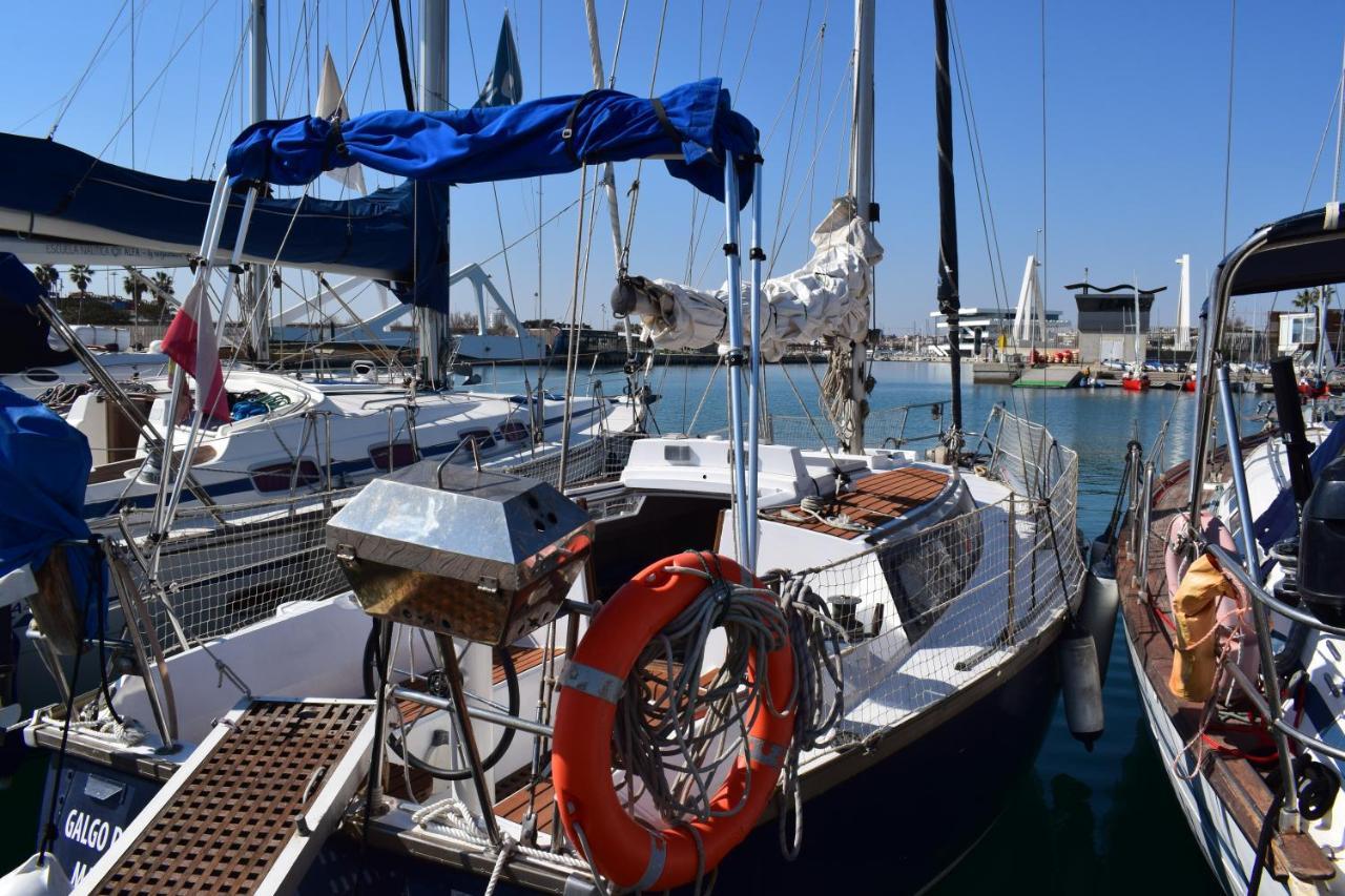 Velero En Puerto De Valencia - E&M Boats Hotel Bagian luar foto